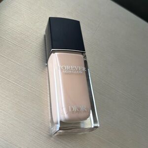 Dior 25H Wear Radiant Foundation Perfection & Hydration.